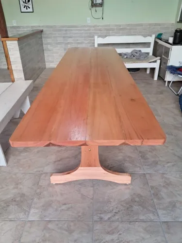 Mesa de jantar em madeira maciça
