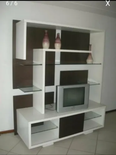 Móvel para TV Moderno com Prateleiras e Nichos