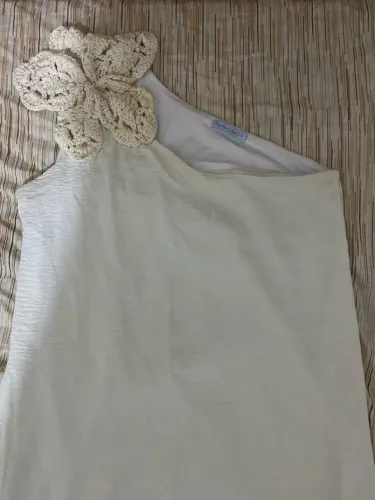 Vestido Ombro Único com Detalhe de Crochê