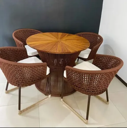 MESA TURIM - TAMPO DE MADEIRA FORMATO PIZZA (CONJUNTO)