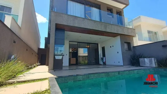 Sobrado no condominio Mosaico da Serra para alugar com 3 suítes, piscina e 4 vagas de gara