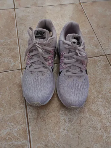 Tênis Nike, asa sul