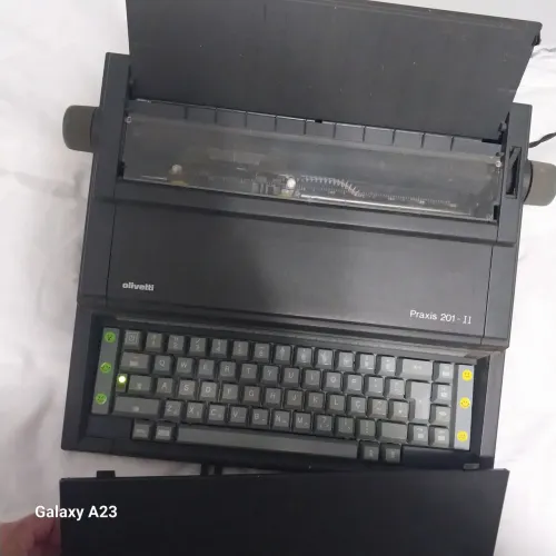 Máquina de escrever Olivetti Praxis 201-II