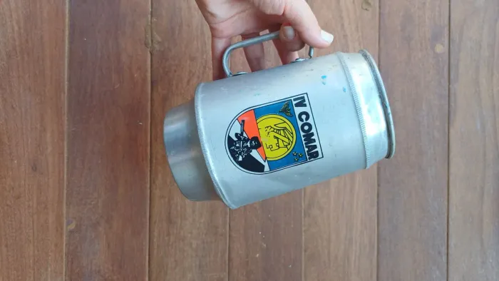 Caneca de metal aeronáutica 