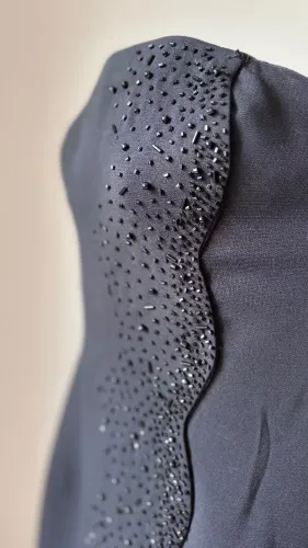 Vestido longo preto em pedraria