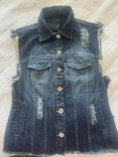 colete mob jeans bordado tamanho p, novíssimo, usado apenas 1 vez