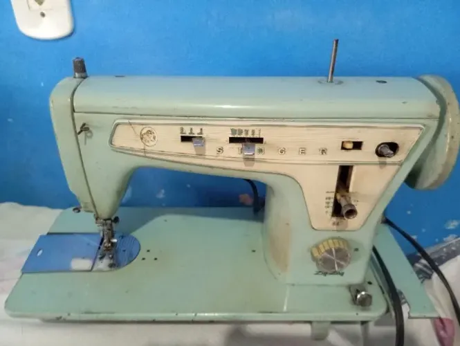 Máquina de costura singer