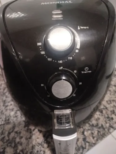 Air fryer mondial com detalhe na tomada.
