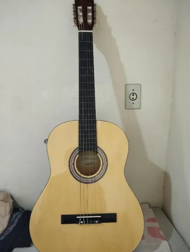 Violão com capa, capotraste e pasta