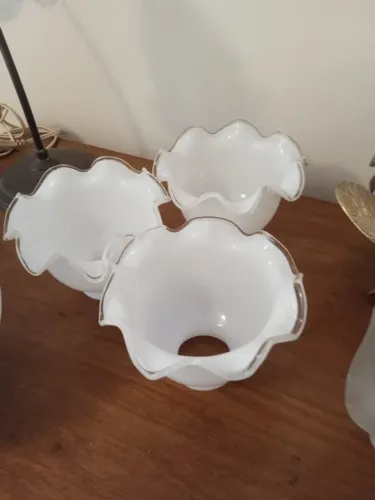 Trio de Cúpulas Antigas em Vidro Opalina Leitoso para Abajur ou Lustre - Formato Tulipa