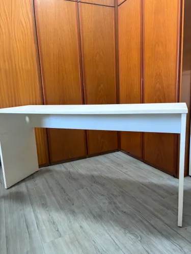 Mesa de escritório branca, em MDF