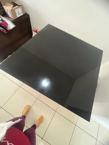 Mesa quadrada com tampo de vidro preto 