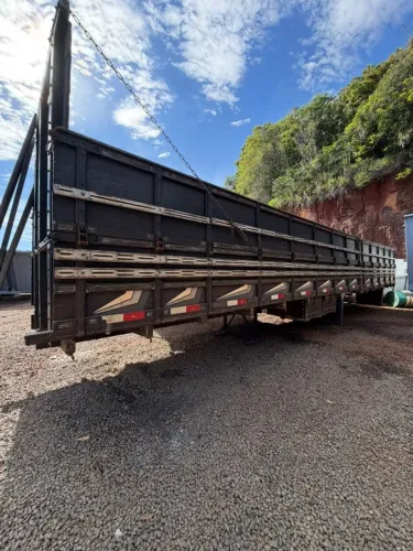 CARROCERIA DE MADEIRA, EM ÓTIMO ESTADO
