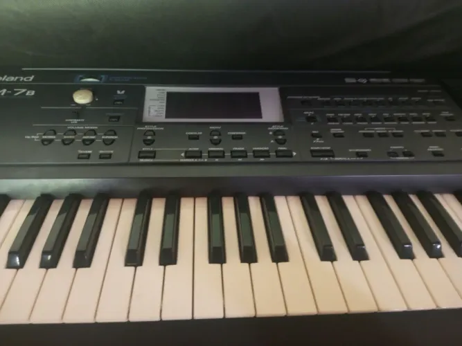 Teclado Roland em7b muito bom