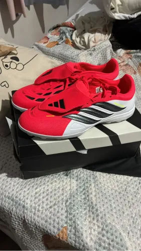Chuteira adidas predator league