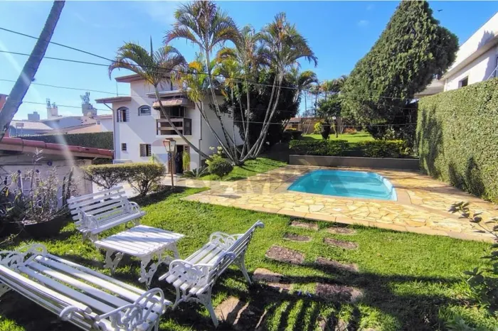 Casa com quintal de chácara (840 mt2) em excelente localização urbana