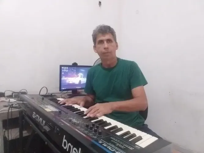 aulas de teclado e violão em domicílio