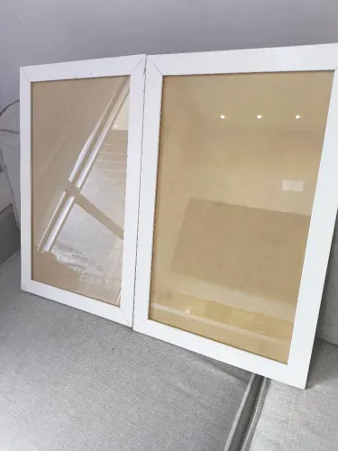 2 Quadros com Moldura Branca de Madeira 