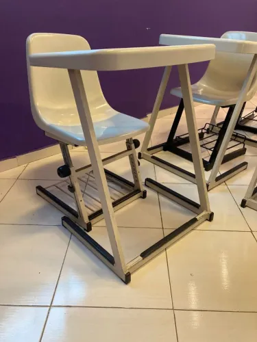 10 mesas e cadeiras para sala de aula.