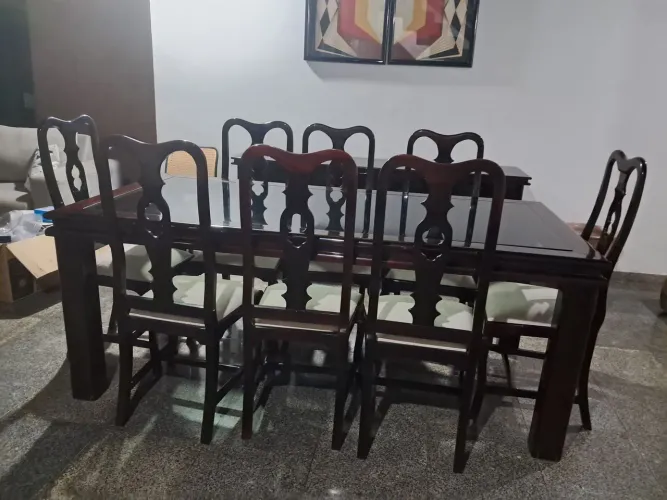 Mesa e cadeiras e buffet