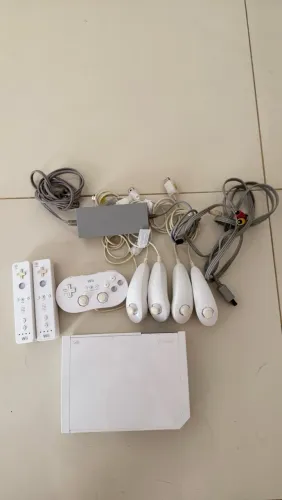 Nintendo Wii Completo + 2 Controles, 4 Nunchuks, Classic Controller e Acessórios