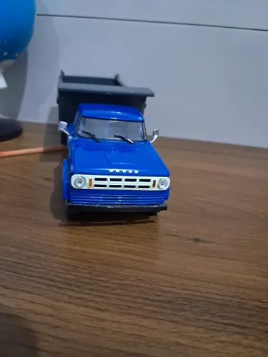 miniatura em escala 1:43 do caminhão Dodge D950 basculante (caçamba)