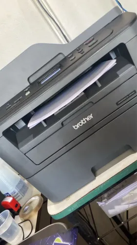 impressora multifuncional Brother, com scanner na parte superior.
