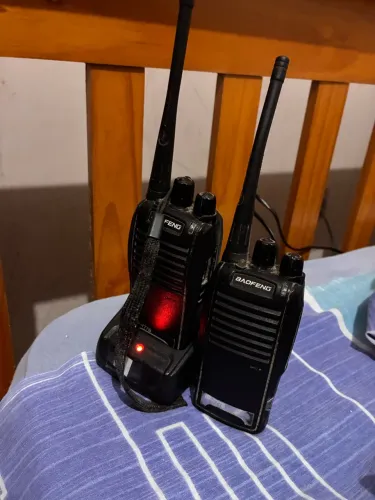 é um rádio comunicador portátil walkie-talkie, modelo Baofeng BF-777S