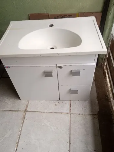 Vendo ducha com armário pra banheiro preço 200 reais falar com Josafá *27