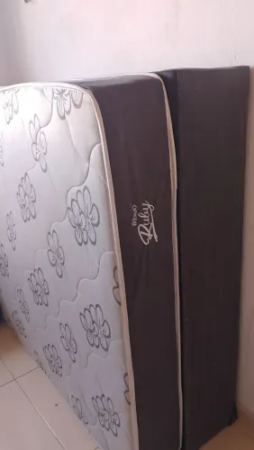 Cama de casal base e colchão tudo juntos