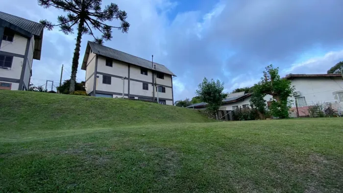 CASA EM CONDOMÍNIO HORIZONTAL NO BAIRRO MOURA EM GRAMADO