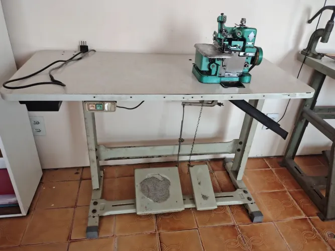 Vendo máquina overloque semi industrial (chinesinha) c/ mesa.
