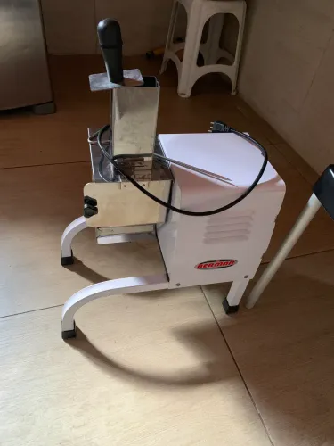 Moinho elétrico para moer milho , macaxeira o quiser ralar novo usado uuma vez pra teste