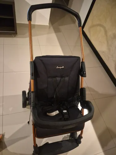 Carrinho,  bebê conforto e base  carro
