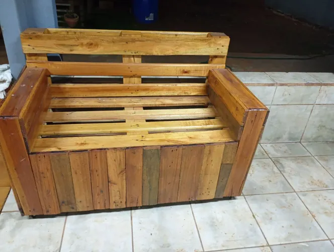 Sofá de palete invernizado com rodinhas