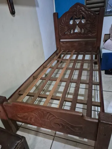 Cama Solteiro Madeira maciça,  sucupira, robusta, entalhada desenho pavões