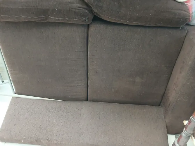 VENDE - SE SOFÁ USADO DE 2 LUGARES ESTOFADO MARROM EM BOM ESTADO DE USO