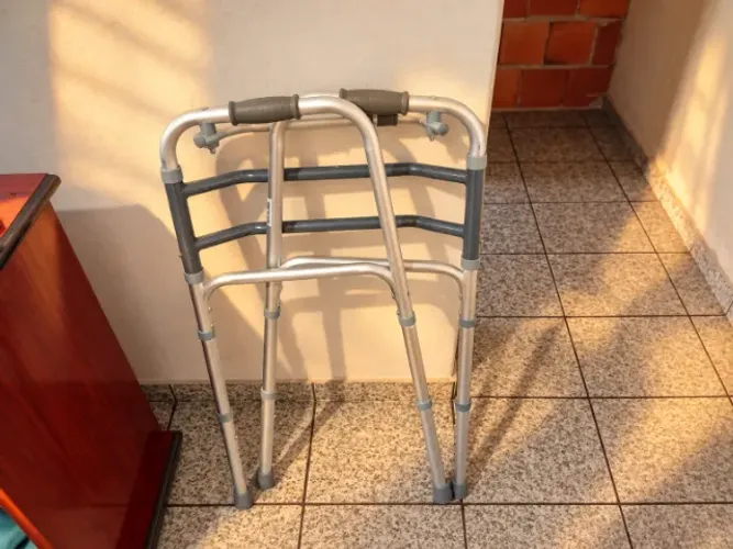 Andador cinza novo