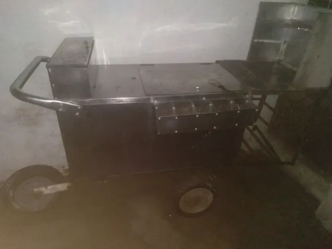 Carrinho de churrasco e de vende bebidas 