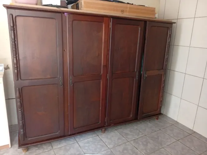 Guarda roupa antigo