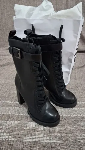 Bota John John nunca usada. Sem defeito.s.