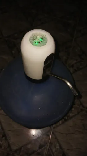 Vendo essa bombona d água 20 ltrs com esse aparelho q puxa a agua recarregável