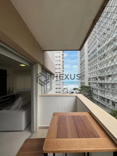 Apartamento com varanda e vista mar na quadra mar da Praia das Pitangueiras, Guaruja