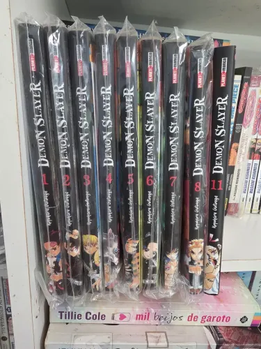 Demon slayer 1 ao 8 possui os brindes