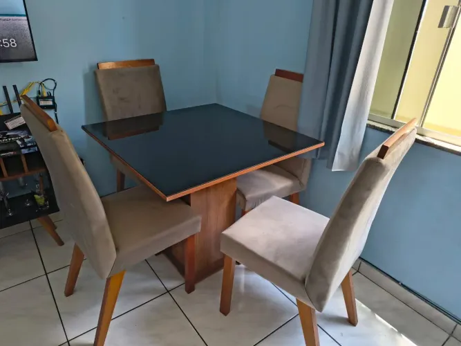 Vendo mesa MDF com tampo de VIDRO e 4 cadeiras!!!