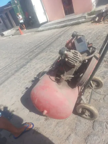 Vende se compressor trifásico 