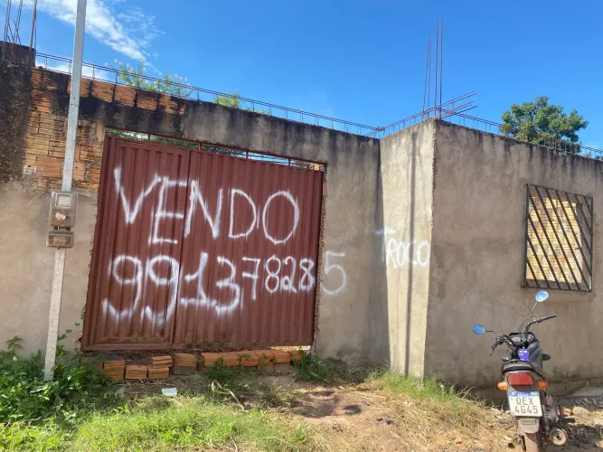 Terreno em construção de uma casa 