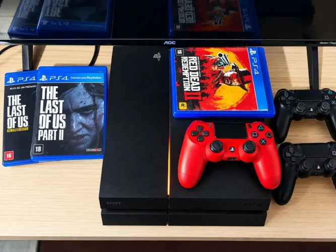 PS4 COMPLETO TRÊS JOGOS E TRÊS CONTROLES
