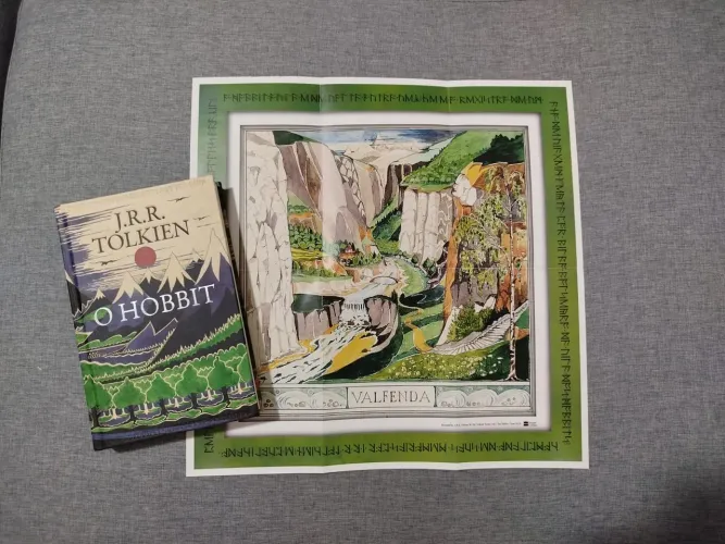 Livro O Hobbit J. R. R. Tolkien - Capa Dura, com pôster