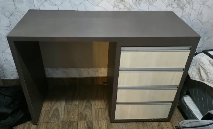 Mesa com gavetas MDF retirada condomínio JK atrás do cemitério de Taguatinga 